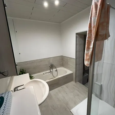 Schoene Mit Gemeinsamer Nutzung Von Bad, Toilette Und Kueche