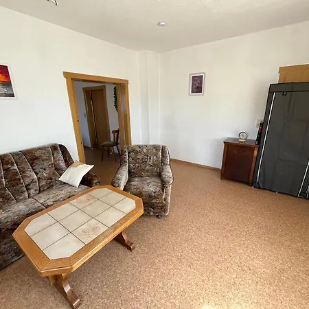 Apartment Schoene Mit Gemeinsamer Nutzung Von Bad, Toilette Und Kueche