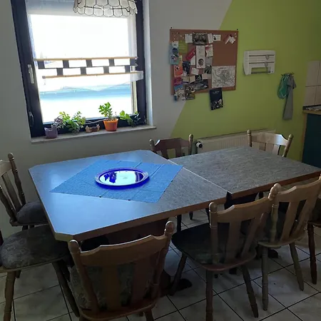 Schoene Mit Gemeinsamer Nutzung Von Bad, Toilette Und Kueche Apartment