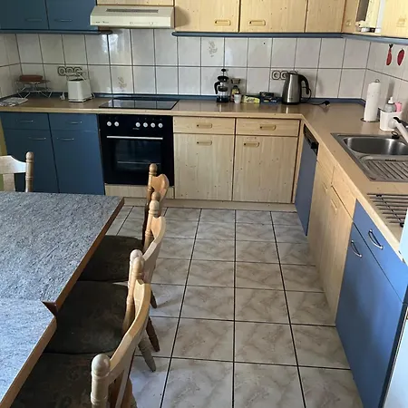 Apartment Schoene Mit Gemeinsamer Nutzung Von Bad, Toilette Und Kueche