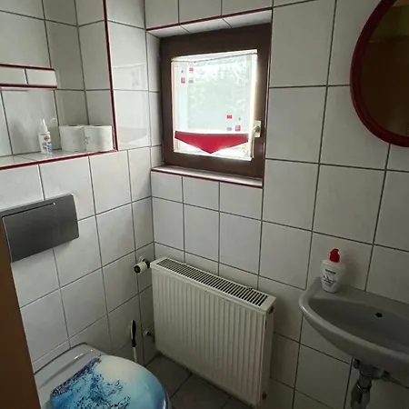 Schoene Mit Gemeinsamer Nutzung Von Bad, Toilette Und Kueche Schwarzach
