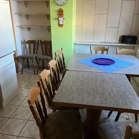 Apartment Schoene Mit Gemeinsamer Nutzung Von Bad, Toilette Und Kueche